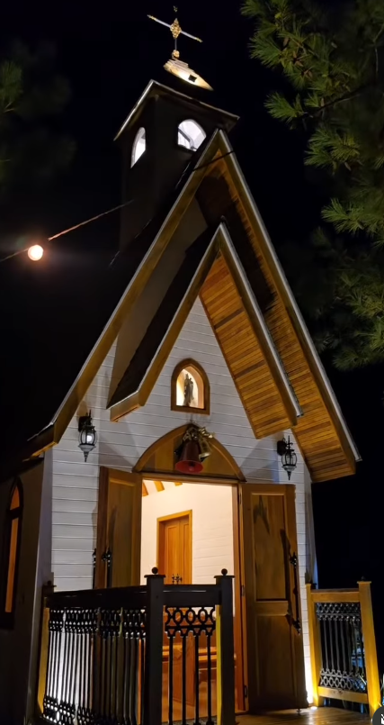 Capela iluminada durante a noite