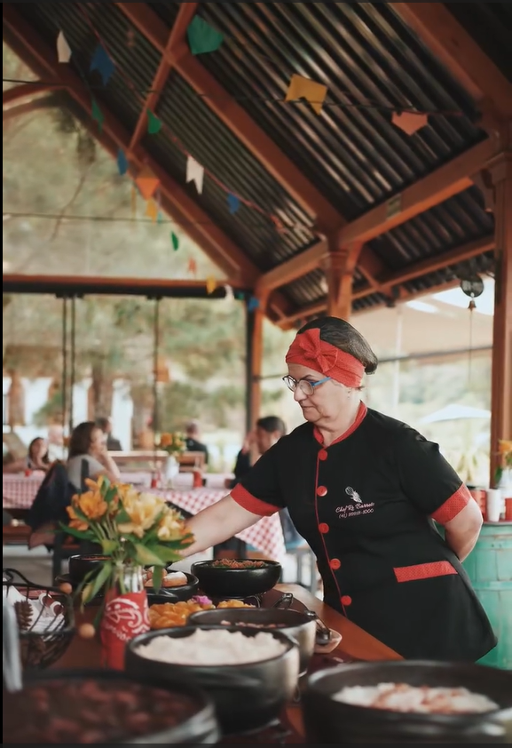 Buffet de feijoada servido durante evento na Estância
