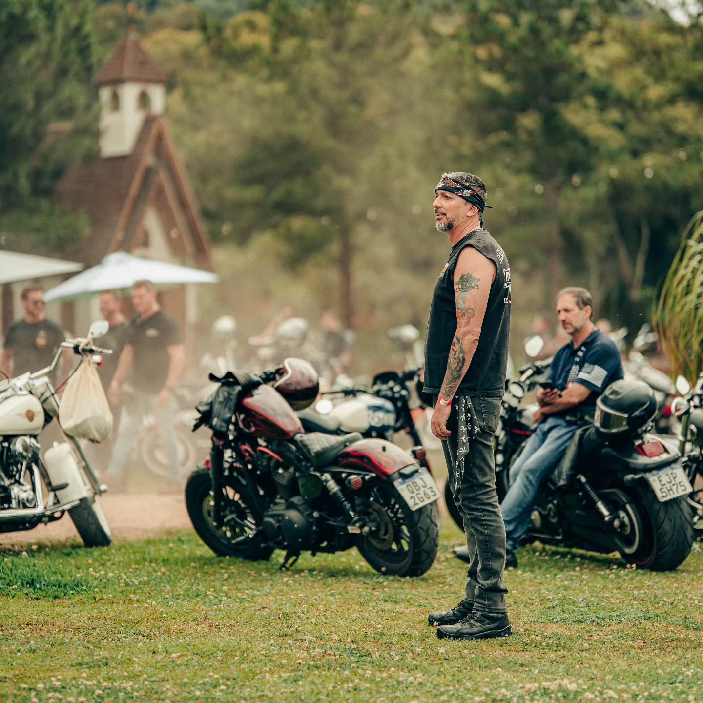 Harleys n' Horses com motocicletas no campo da Estância